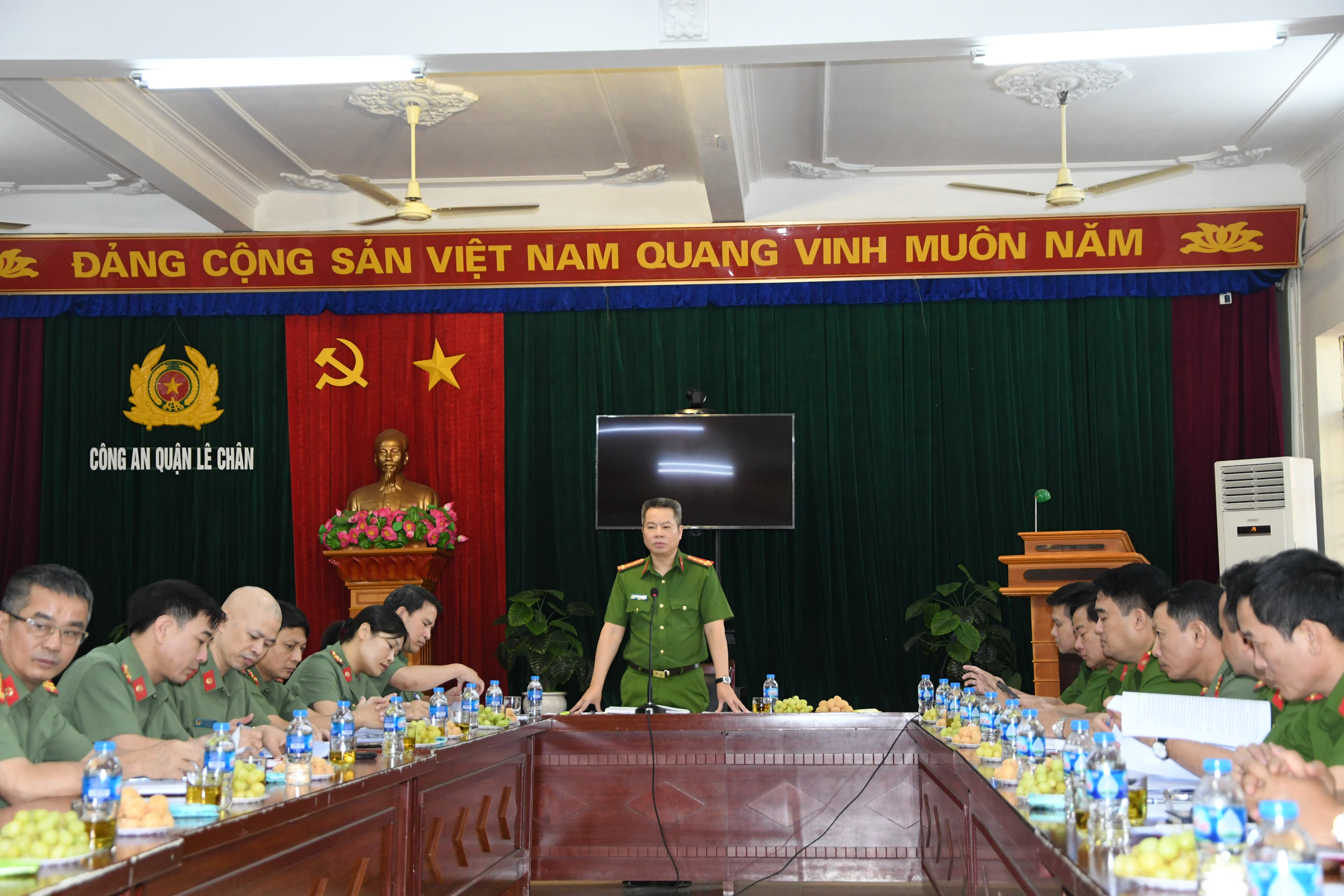 Đại tá Lê Nguyên Trường - Phó Giám đốc CATP kiểm tra công tác 6 tháng Công an quận Lê Chân